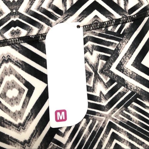 NWT Super Soft Black & White Leggings with Mesh & Crisscross Straps SIZE M - Picture 9 of 10